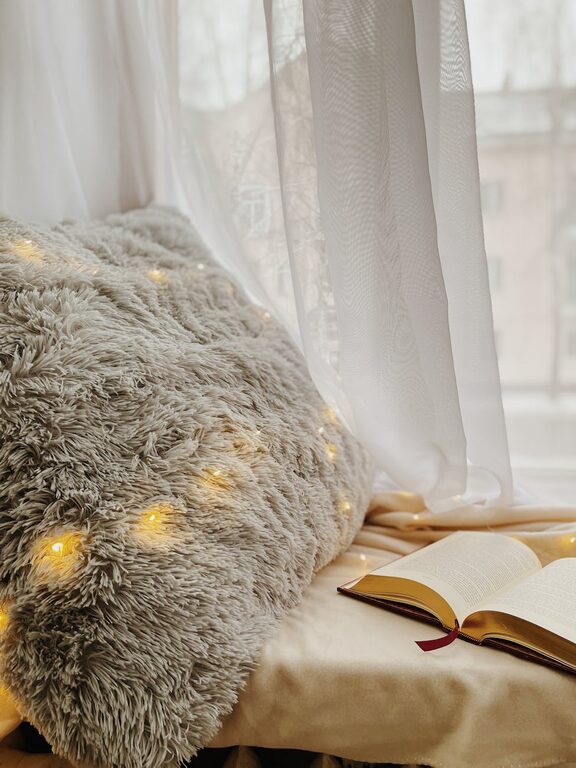 How to Create a Cozy and Inviting Reading Nook at Home